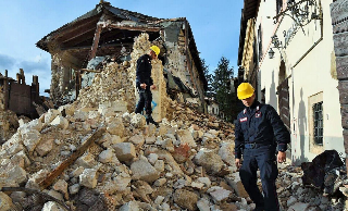 Furti in casa distrutta dal sisma, arrestati due operai della ricostruzione